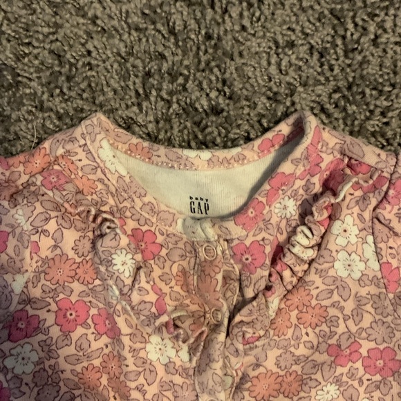 Baby Gap Floral Button Sleeper Size 3-6 Month EUC - Picture 2 of 5